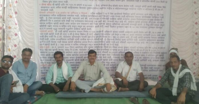 Akot Fast to death started against the mismanagement of Gram Panchayat Umara