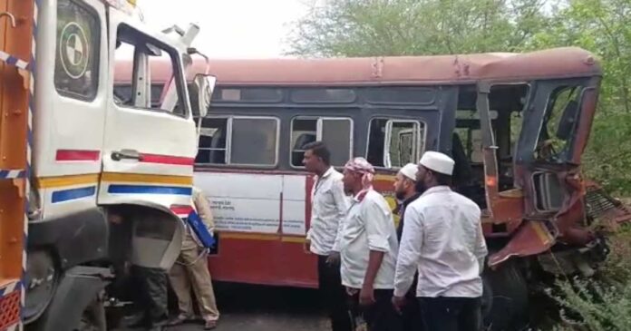 Amravati | Terrible accident involving truck and bus on Chandurbazar road