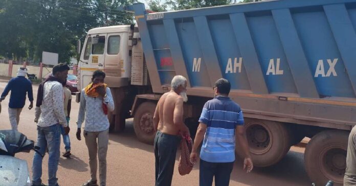 Two-wheeler teacher killed after being crushed under a truck transporting Aheri iron ore
