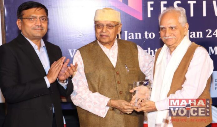 Director Ramesh Sippy with Asian Culture Award